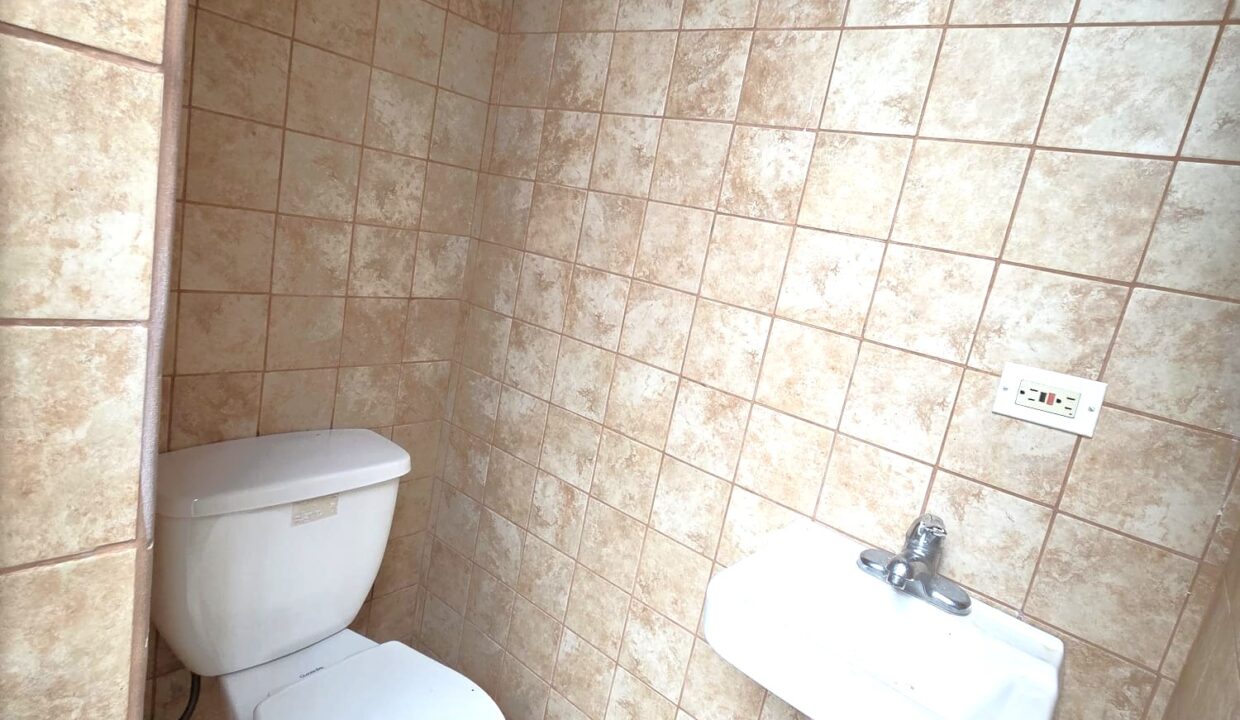 URB. MONTEBELLO - 15 MEDIO BAÑO PATIO