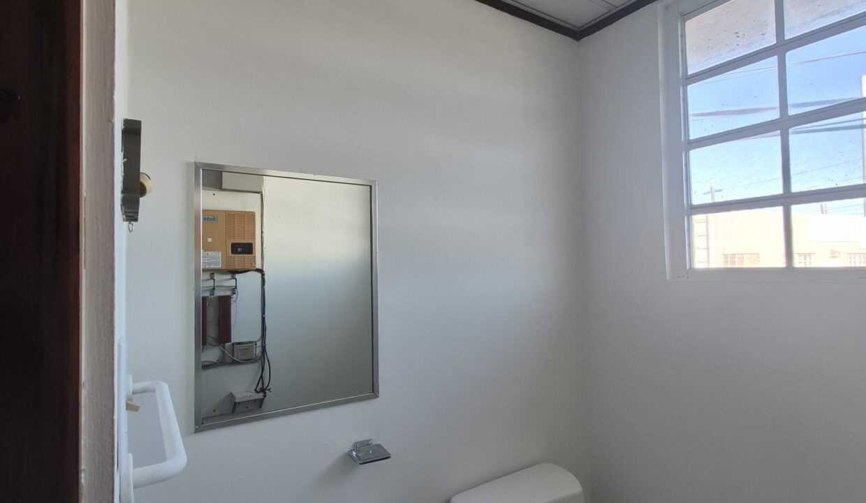 MANATÍ MEDICAL PLAZA - 10 - BAÑO DE LA OFICINA
