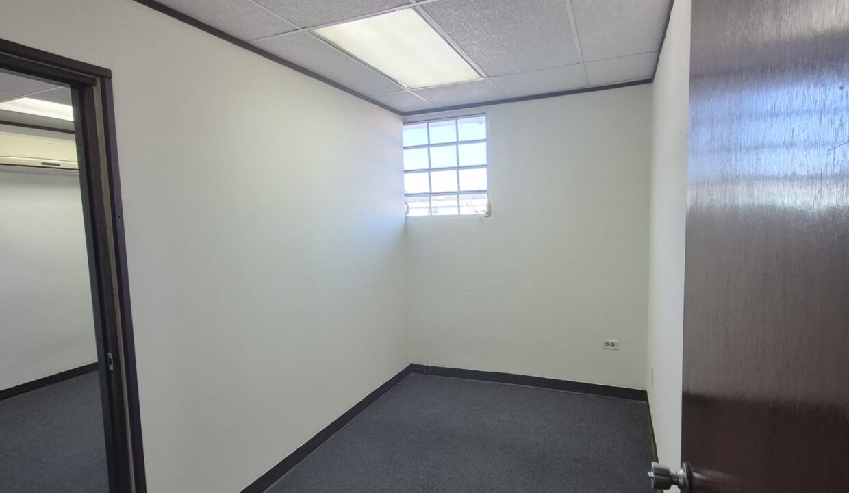 MANATÍ MEDICAL PLAZA - 3 -CUBICULO #1