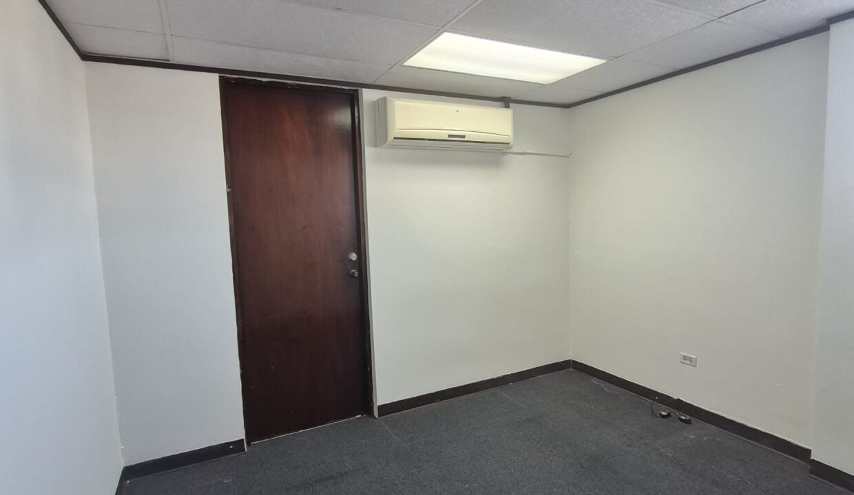 MANATÍ MEDICAL PLAZA - 4 -CUBICULO #2