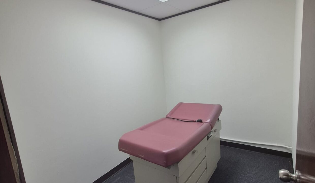 MANATÍ MEDICAL PLAZA - 5 -CUBICULO #3