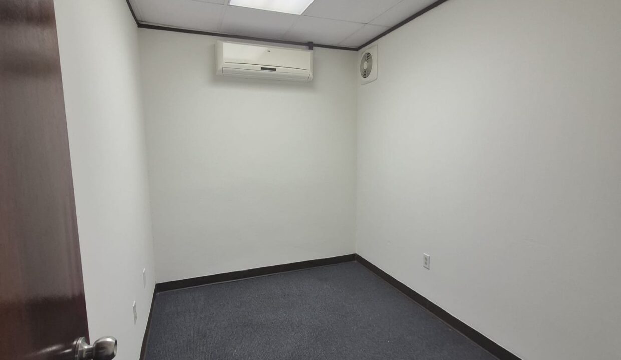 MANATÍ MEDICAL PLAZA - 6 -CUBICULO #4