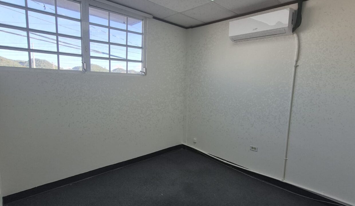 MANATÍ MEDICAL PLAZA - 7 -CUBICULO #5
