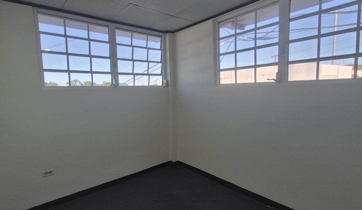 MANATÍ MEDICAL PLAZA - 8 -CUBICULO #6