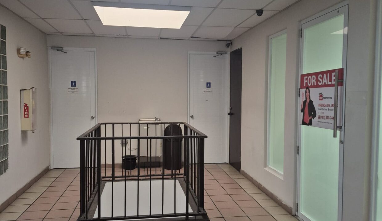 MANATÍ MEDICAL PLAZA - 9 -BAÑOS DEL PUBLICO