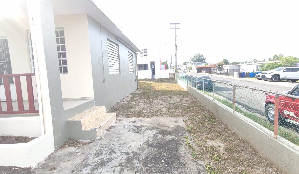URB. VICTOR ROJAS II - 10 - PATIO DERECHO FRENTE