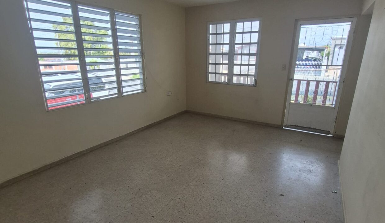 URB. VICTOR ROJAS II - 3 - SALA DESDE EL PASILLO