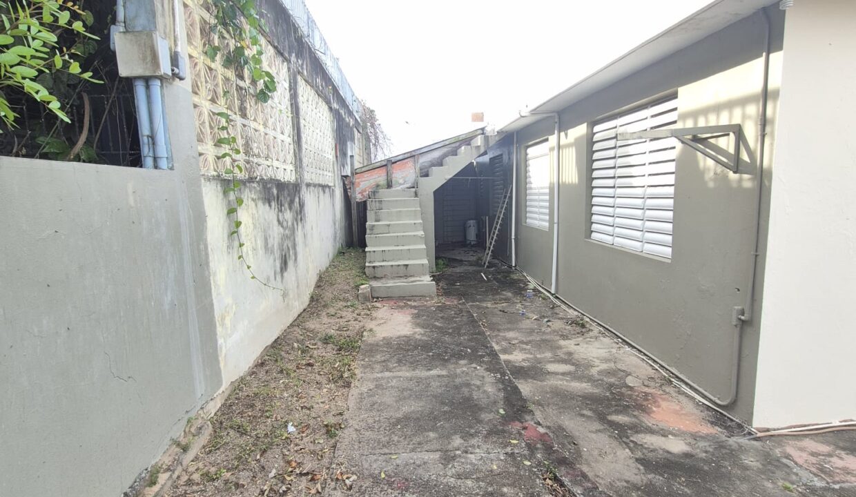 URB. VICTOR ROJAS II - 8 - PATIO IZQUIERDO FRENTE